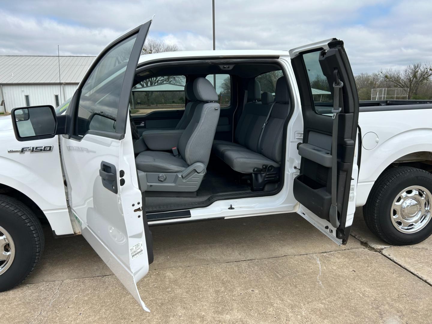 2014 White /Gray Ford F-150 (1FTEX1CMXEK) with an 3.7L V6 DOHC 24V engine, 6-Speed Automatic transmission, located at 17760 Hwy 62, Morris, OK, 74445, (918) 733-4887, 35.609104, -95.877060 - 2014 FORD F-150 XL SUPERCAB 6.5-ft. BED 2WD 3.7L V6 FEATURES KEYLESS REMOTE ENTRY, POWER LOCKS, POWER WINDOWS, AM/FM STEREO, SIRIUS XM STEREO, CD PLAYER, AUXILLARY PORT, HANDS-FREE BLUETOOTH CALLING, CRUISE CONTROL, TRACTION CONTROL, MULTI-FUNCTIONING STEERING WHEEL CONTROLS. HAS 175,444 MILES WITH - Photo#15